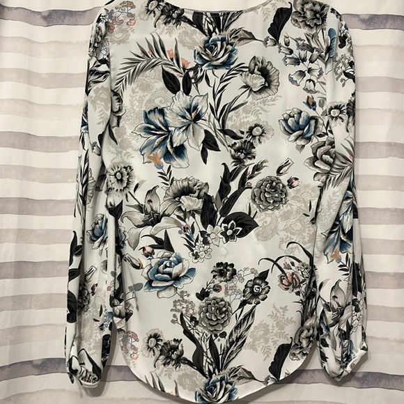 Gorgeous WHBM blouse, Price drop! EUC! $30 - Picture 6 of 10